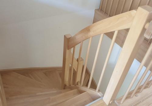 Echtholztreppe zum OG und DG