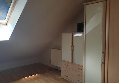Schlafzimmer mit Einbauschrank