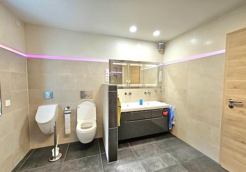 Bad OG mit WC und Urinal