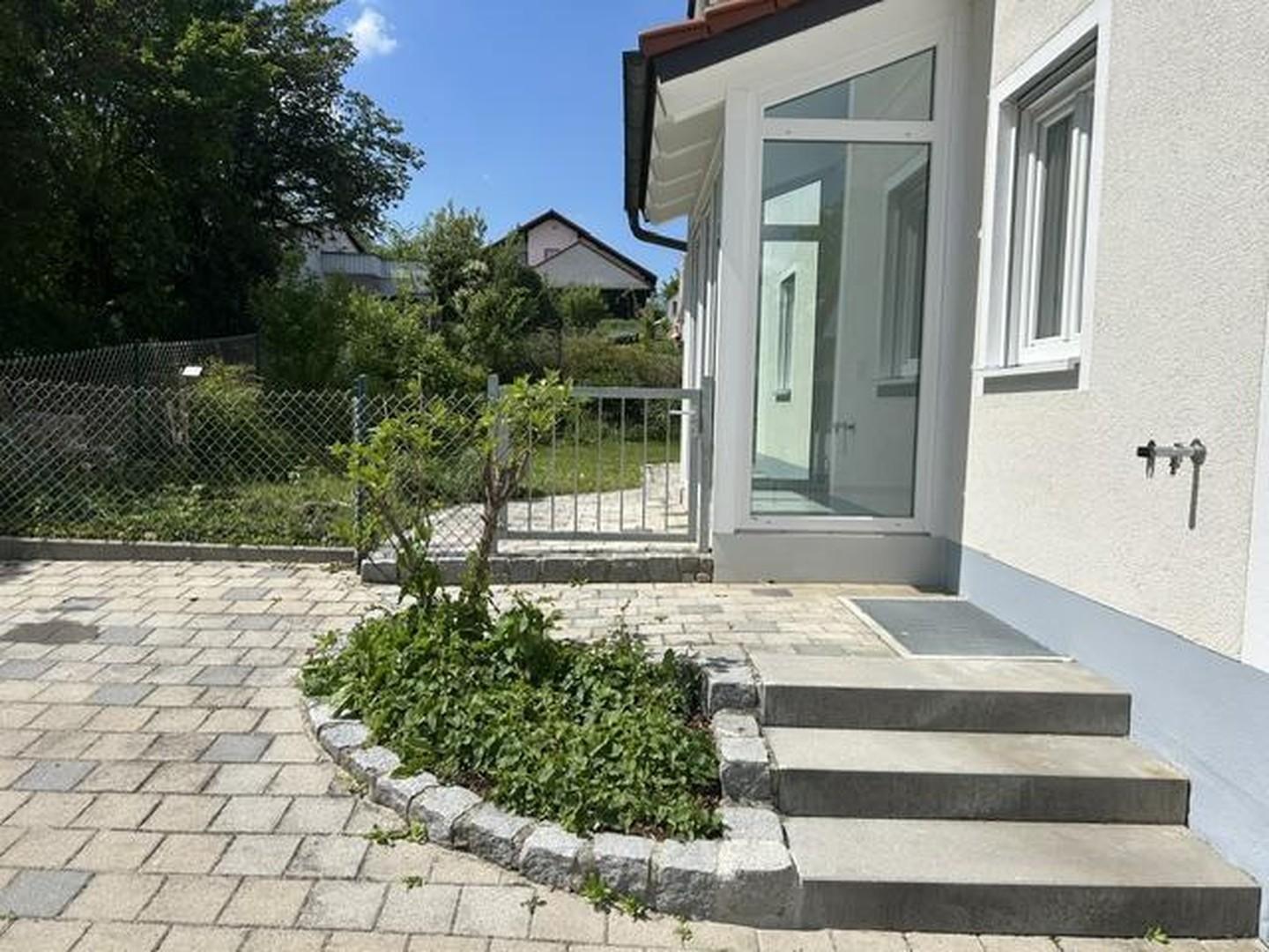 Zugang Südseite Garten