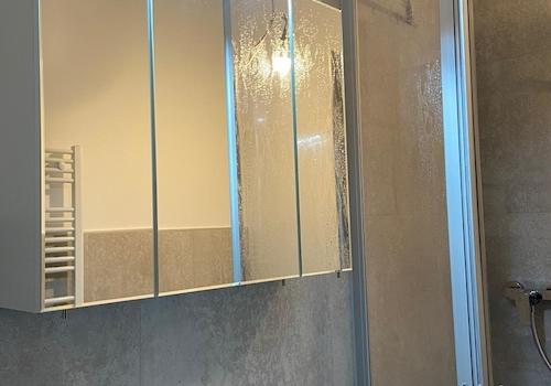 Spiegelschrank mit Beleuchtung