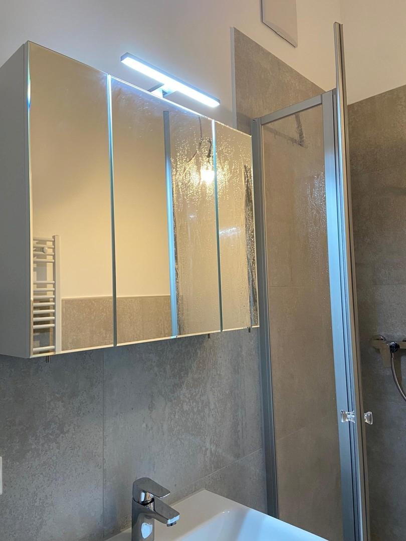 Spiegelschrank mit Beleuchtung