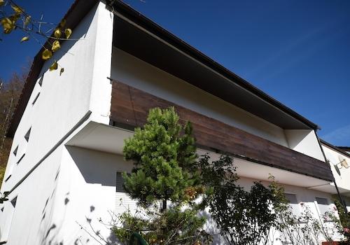 Balkon aktuell vom Garten aus