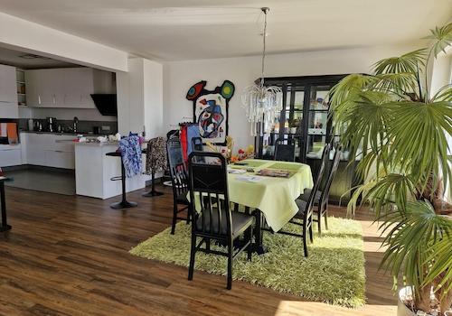 Wohnzimmer mit Möbeln