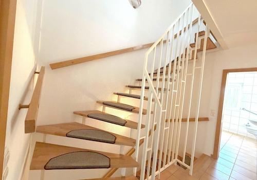 Offene Holztreppe zum DG
