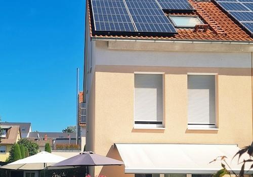 Hausansicht Garten Sommer 2025