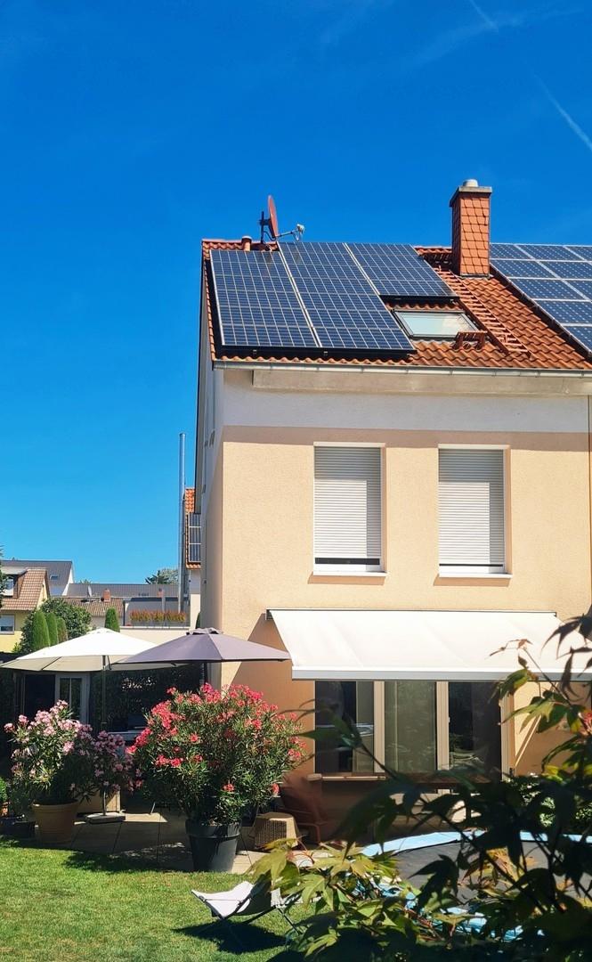Hausansicht Garten Sommer 2025
