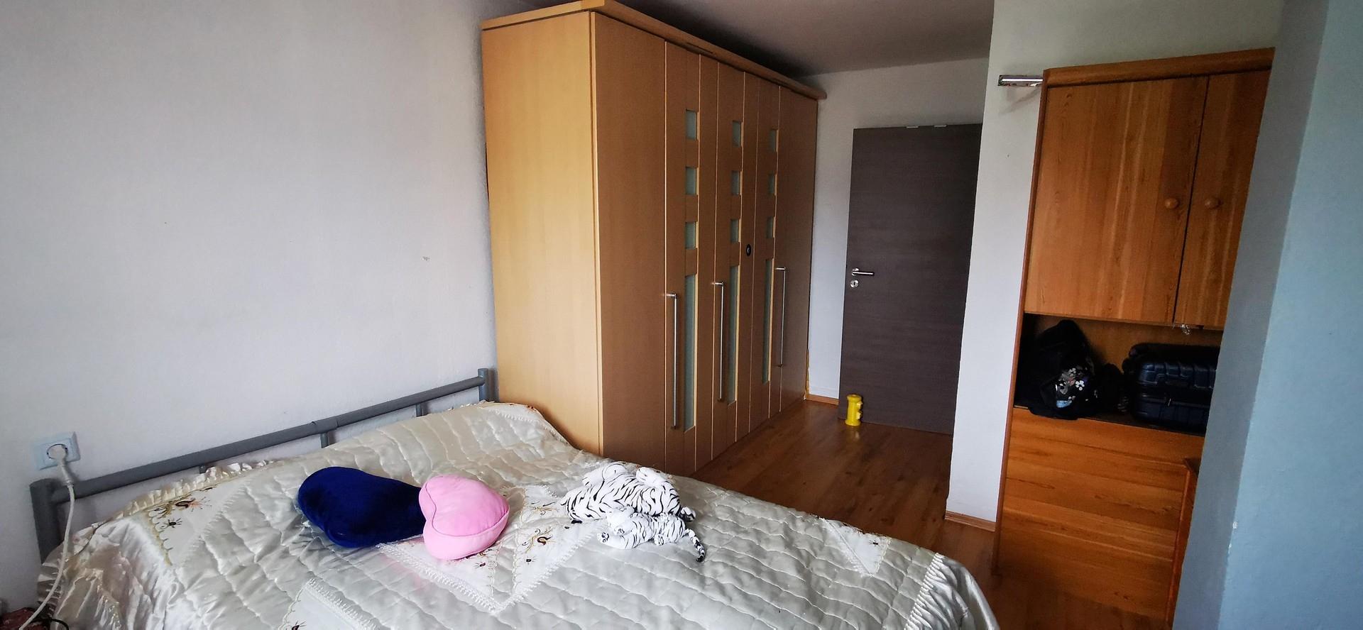 Schlafzimmer 1/3