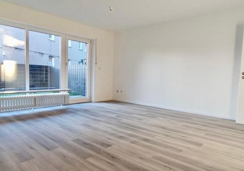 tageslichtgefülltes Wohnzimmer