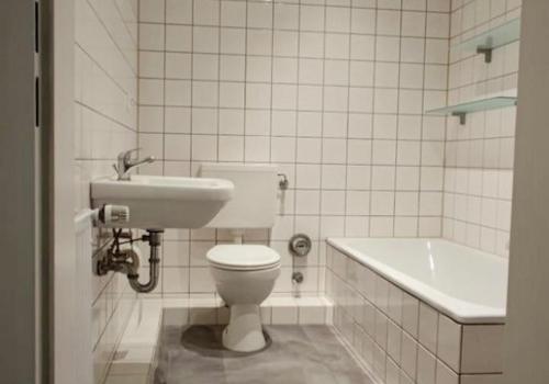 Bad mit Wanne und Dusche