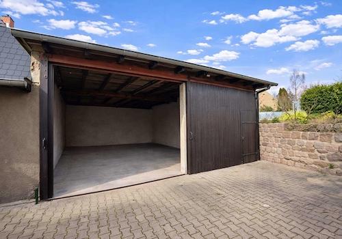 Große Garage innen