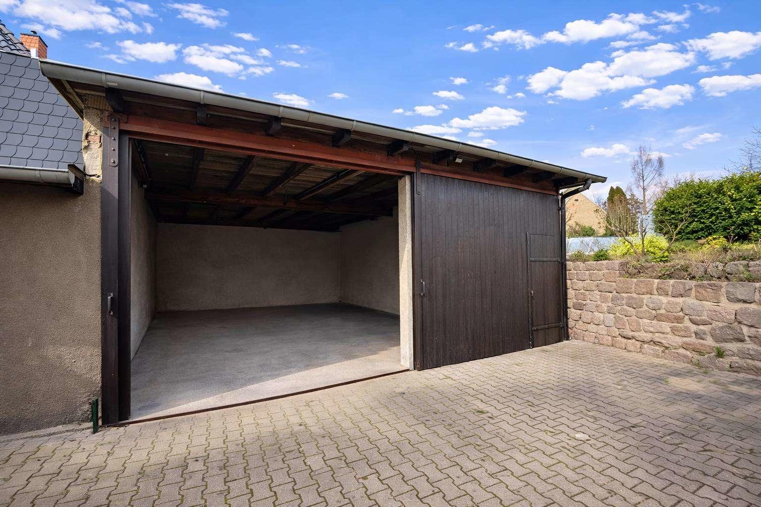 Große Garage innen