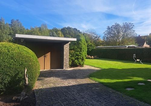 Blick auf Garage und Garten