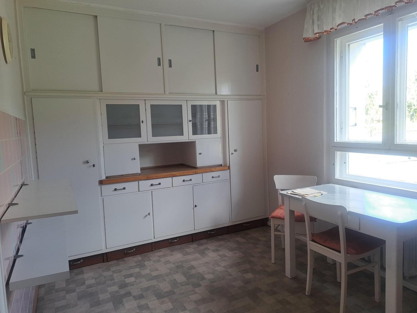Küche mit Einbauschrank