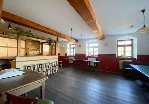 kleiner Raum mit Bar