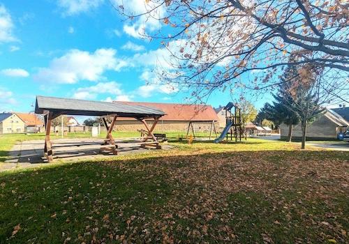 Spielplatz vor dem Haus