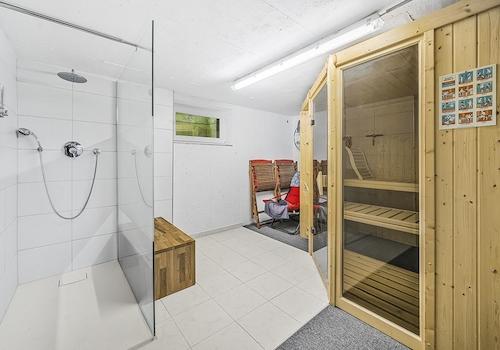 Sauna mit Dusche & Fitness