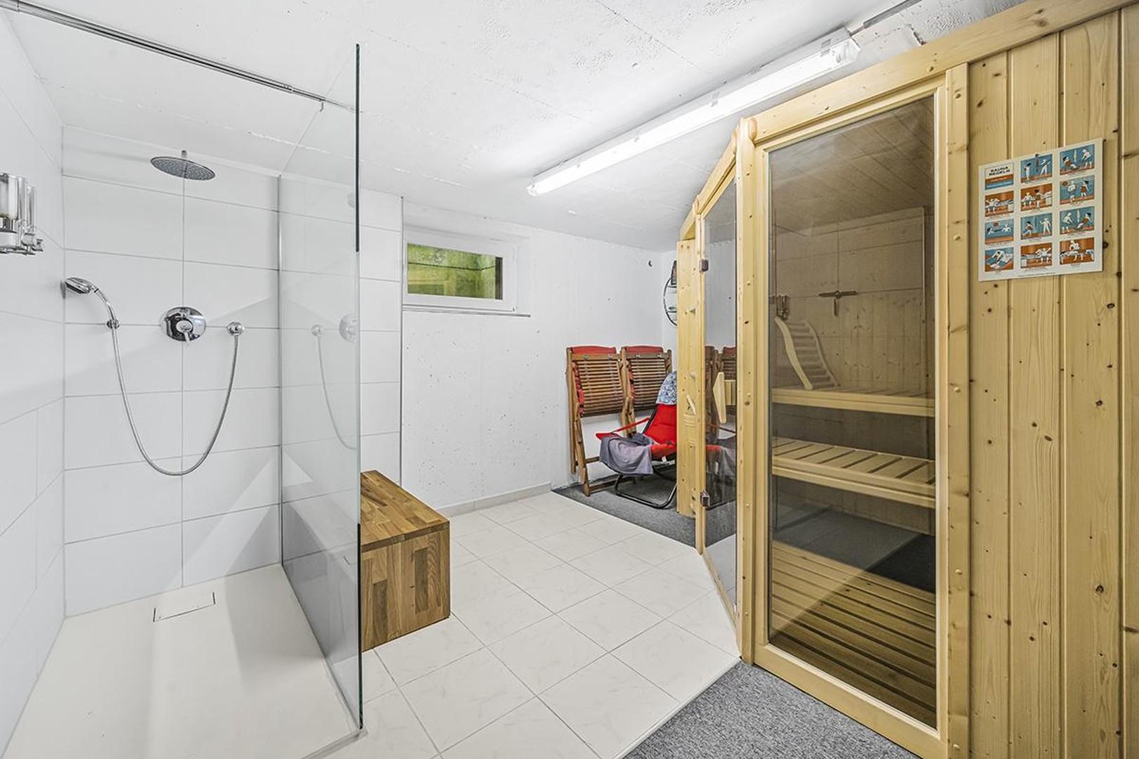 Sauna mit Dusche & Fitness