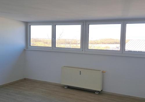 Großes Zimmer mit Fensterfront