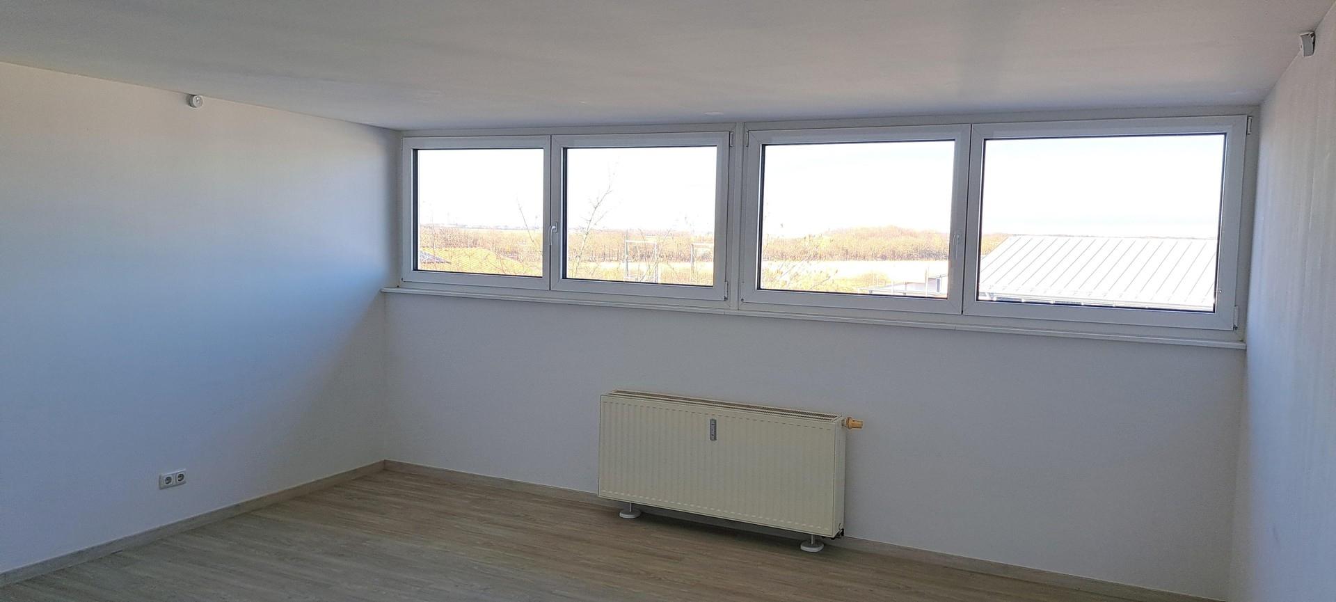 Großes Zimmer mit Fensterfront