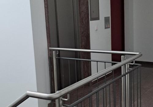 Treppenhaus mit Lift