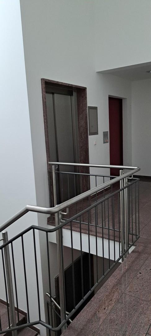 Treppenhaus mit Lift