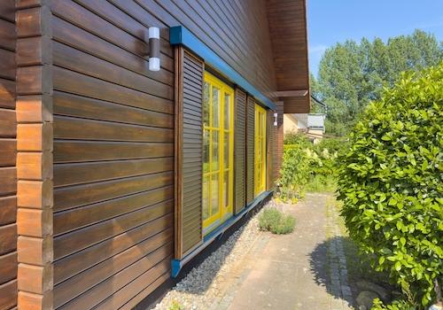Südseite mit Fensterläden