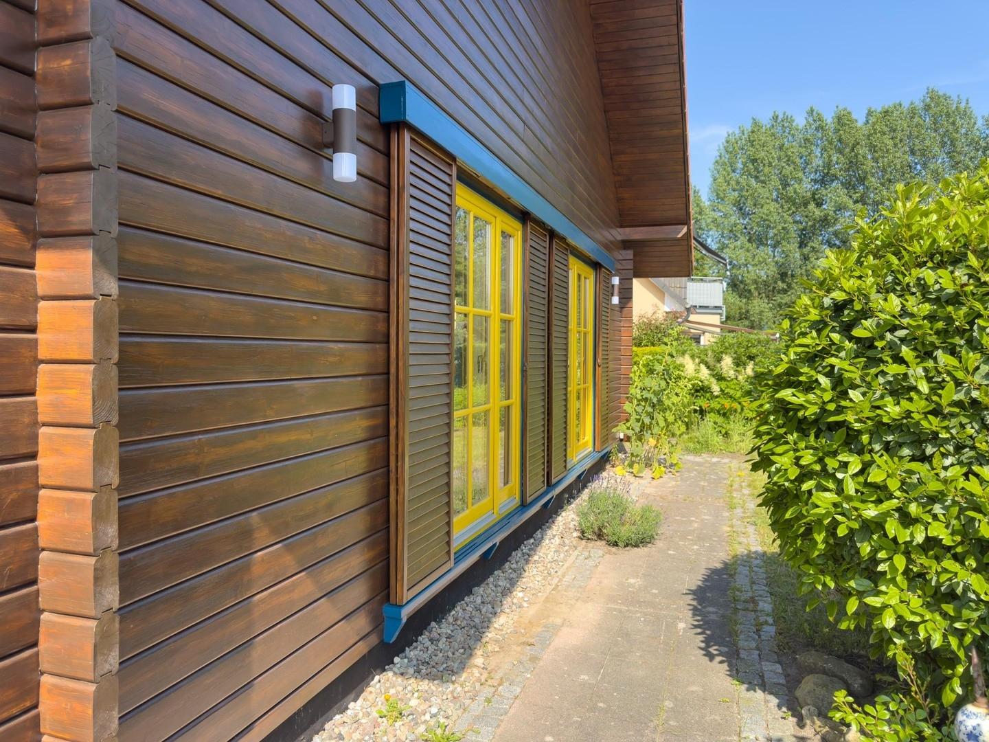 Südseite mit Fensterläden