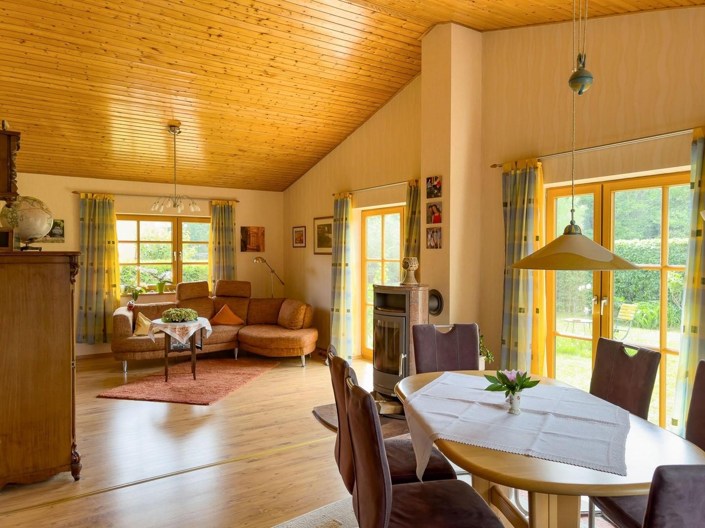 Wohnzimmer mit Kamin