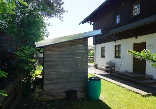 Eingangsbereich & Holzlege