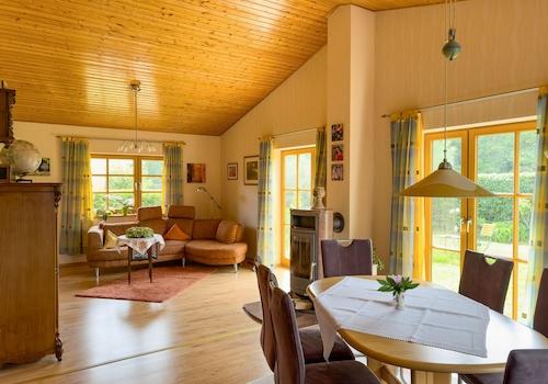 Wohnzimmer mit Kamin