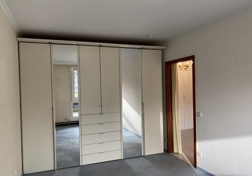 Großzügiger Kleiderschrank
