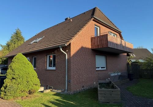 Hausansicht mit Balkon