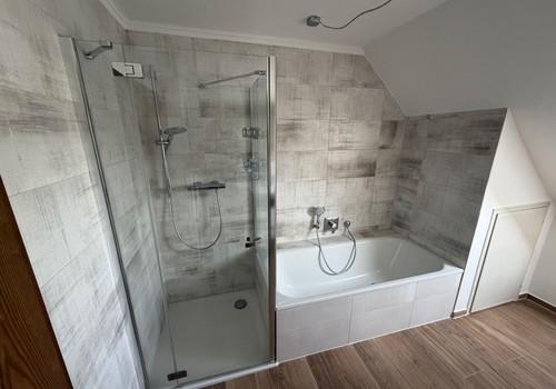 Dusche und Badewanne