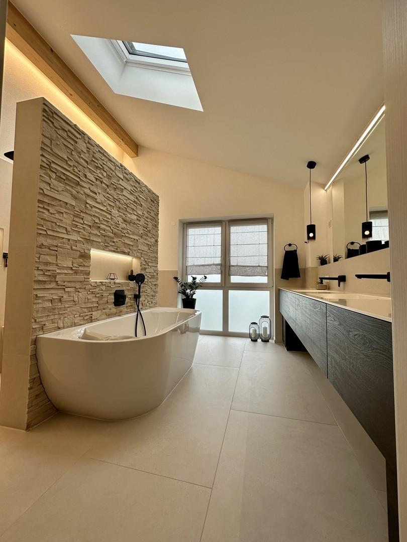Haupt-Badezimmer OG