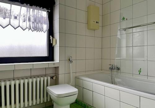Bad mit Wanne (OG)