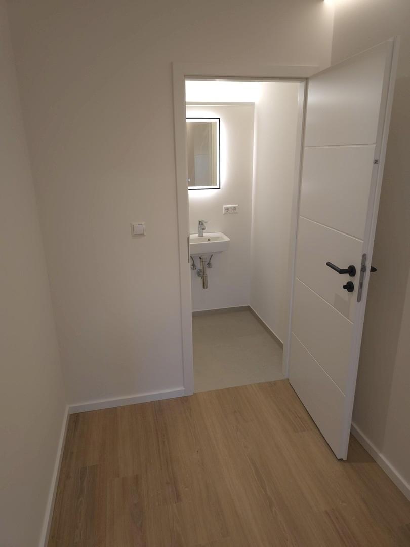 Flur zu separatem WC