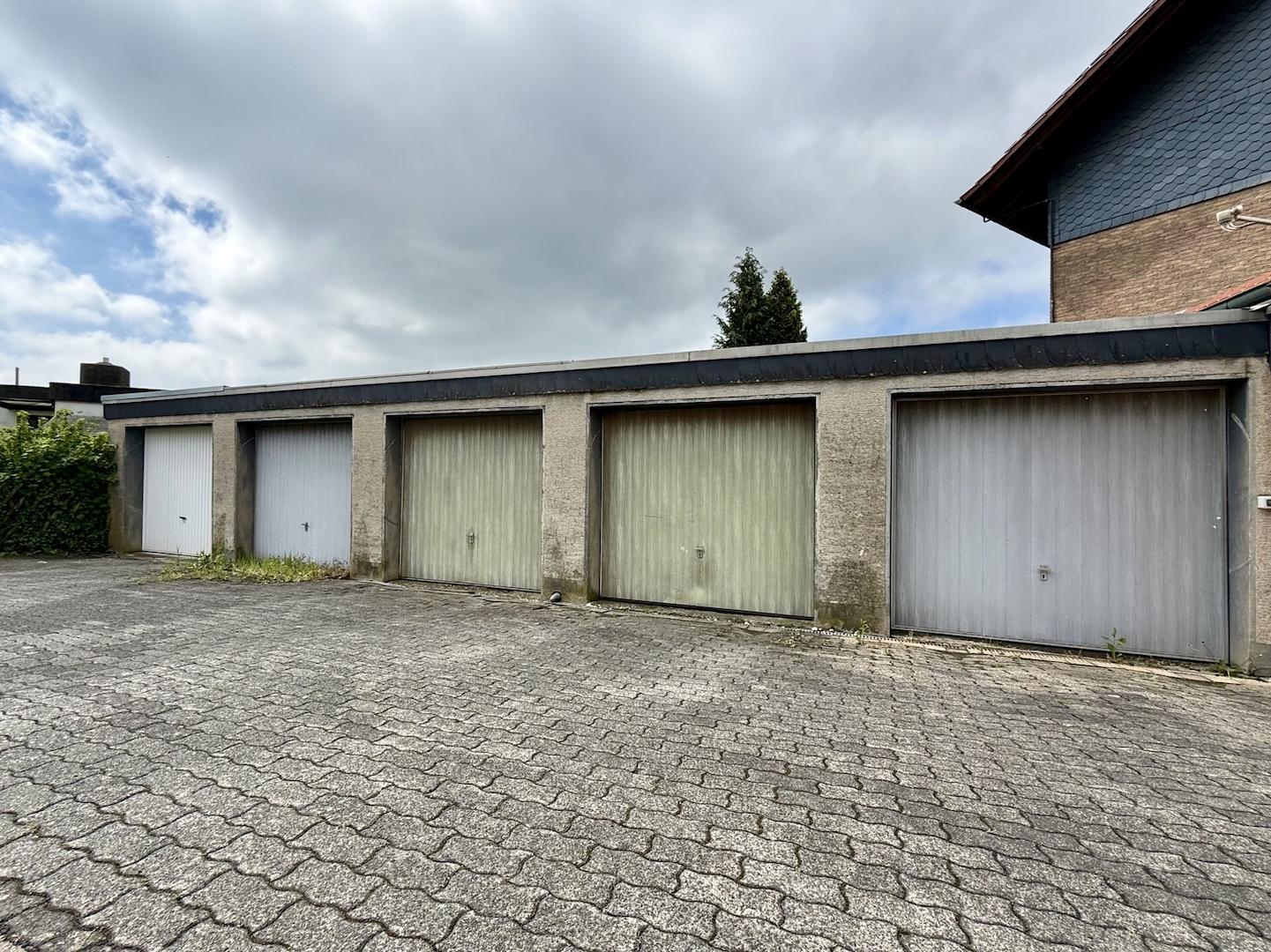 Separate Garage (2. von links)