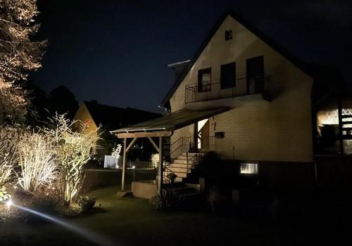 Nachtaufnahme des Hauses