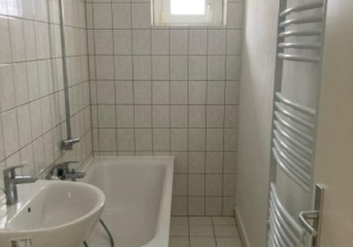 Tageslichtbad mit Badewanne
