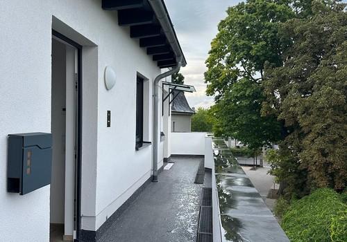 Aufzug neben Wohnungseingang