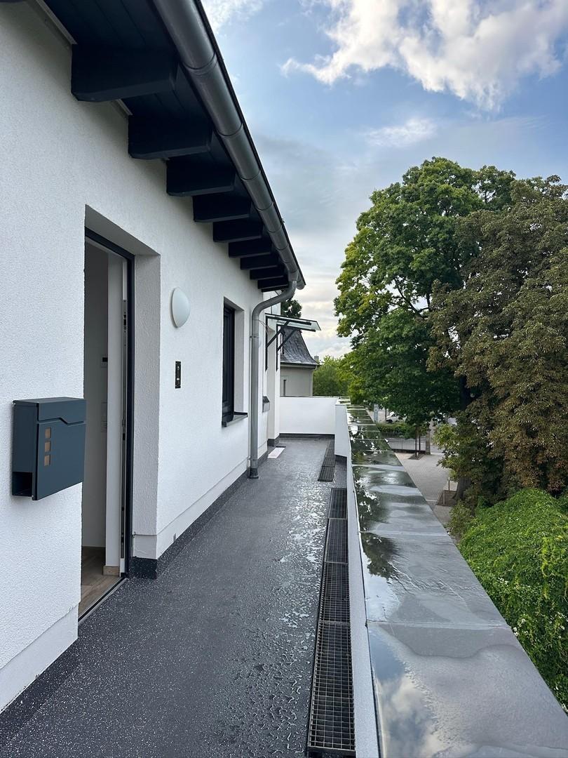 Aufzug neben Wohnungseingang
