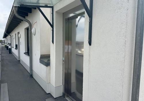 Aufzug neben der Wohnung