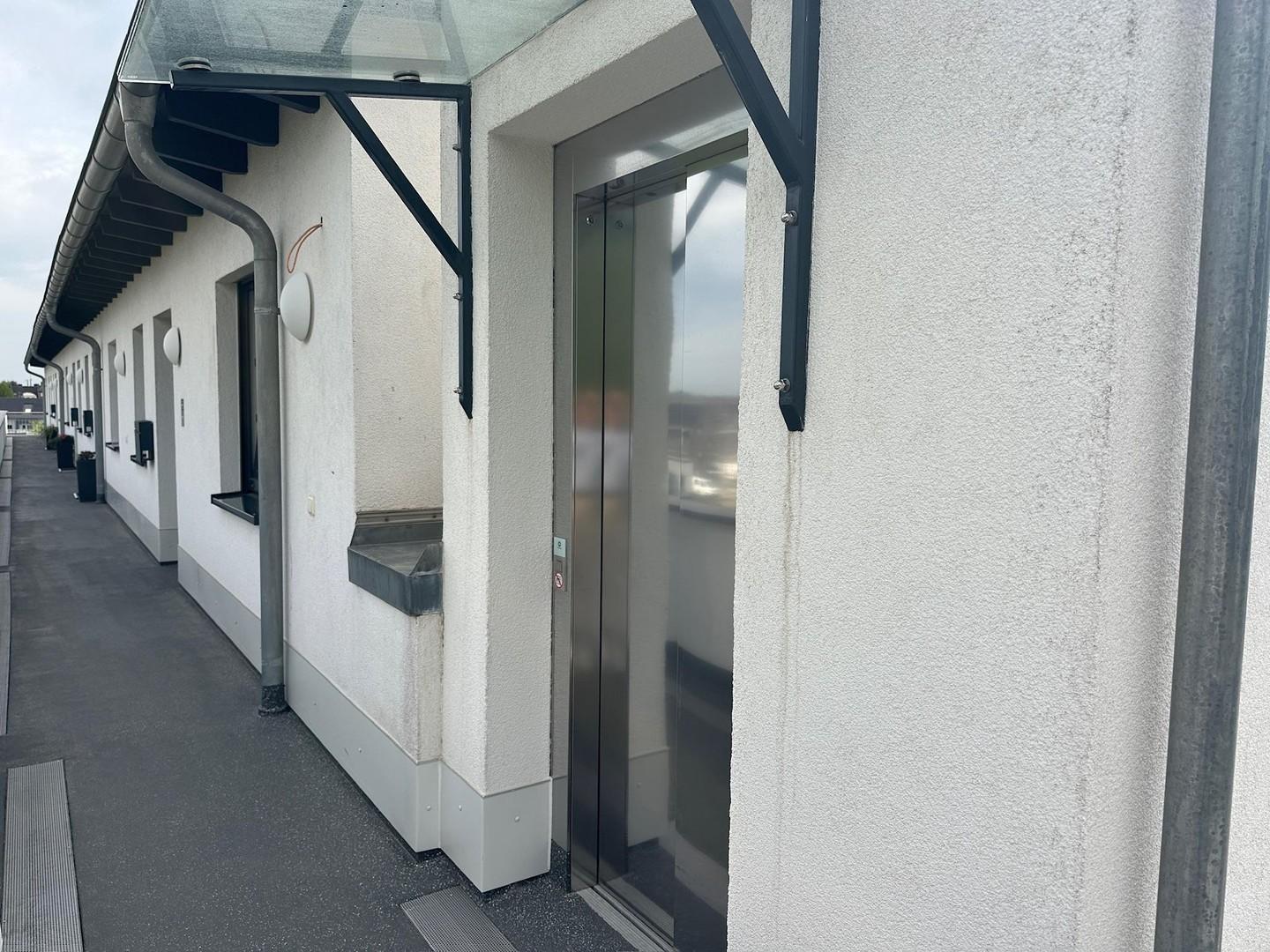 Aufzug neben der Wohnung