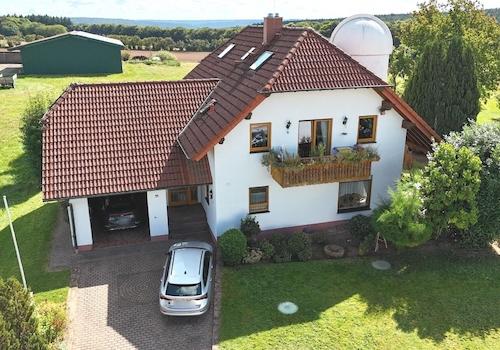 Ansicht Westseite mit Hauseingang und Garage