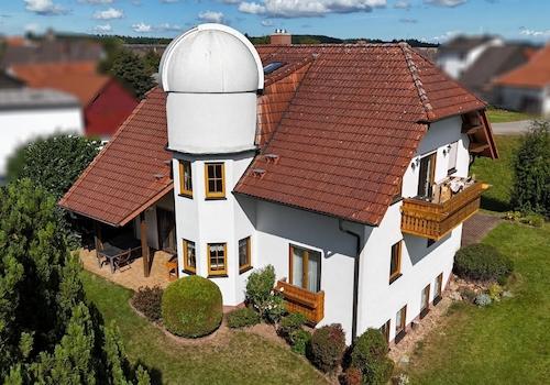 Sternwarte mit  elektrischer Kuppel on top