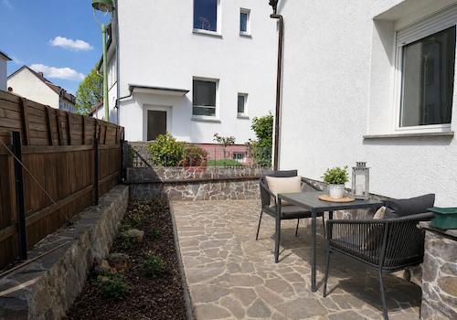 Terrasse und Vorgarten