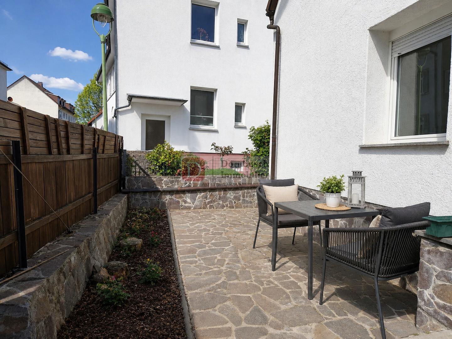 Terrasse und Vorgarten