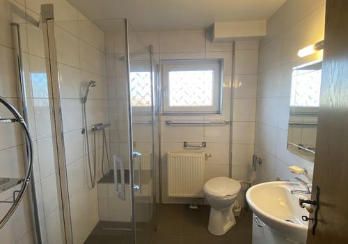 Badezimmer mit Dusche