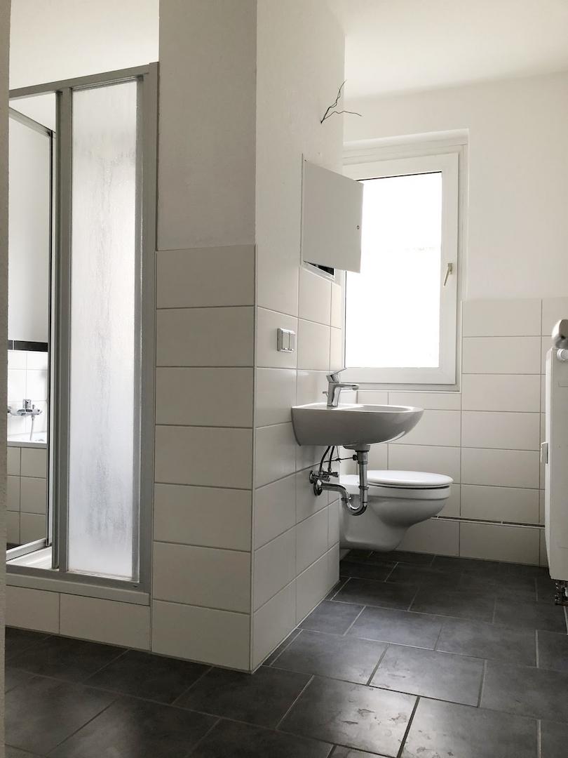 großes Bad mit Wanne und Dusche